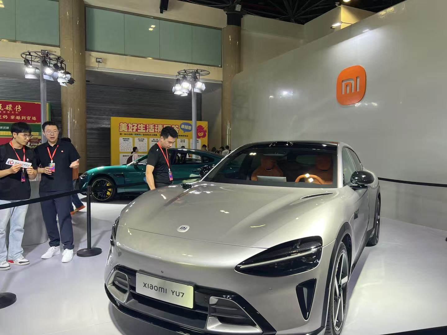 车主平均33岁，提车等1年？小米YU7热销后，雷军：急用车可以看看小鹏和理想