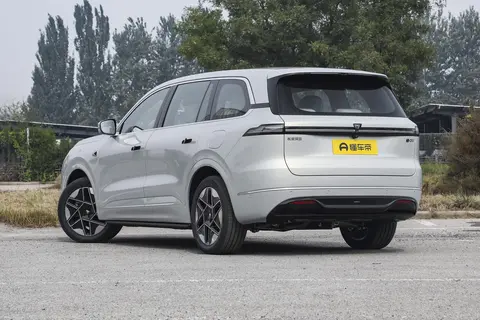 过年回家，带全家人一起的，选这台深蓝S09挺合适！